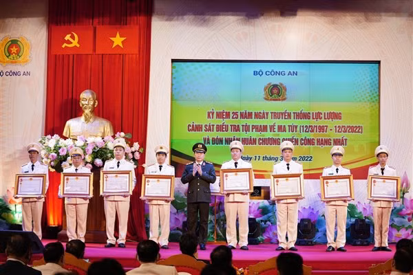 Đại úy Lê Xuân Nam (thứ 2 từ phải sang) vinh dự đón nhận Huân chương Chiến công hạng Ba.