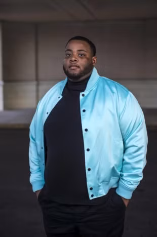 Anh Joshua Hicks dạy từ môn Thể chất đến Lịch sử.