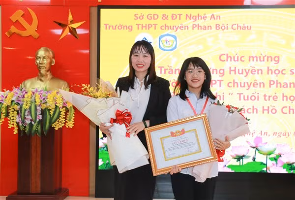 Em Trần Thương Huyền và cô giáo bồi dưỡng Lê Thị Long.