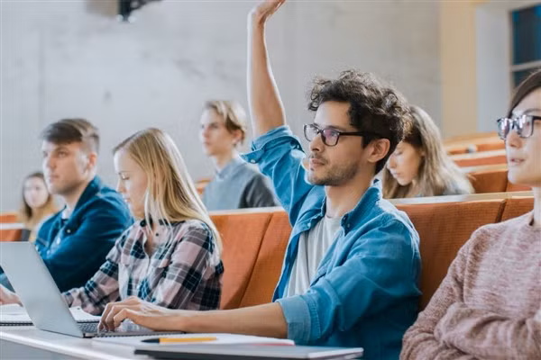 Khi lớp học kỹ thuật số phát triển, nó cũng đã thay đổi cách giáo viên liên hệ với sinh viên của họ trong lớp học. Ảnh: Northeastern