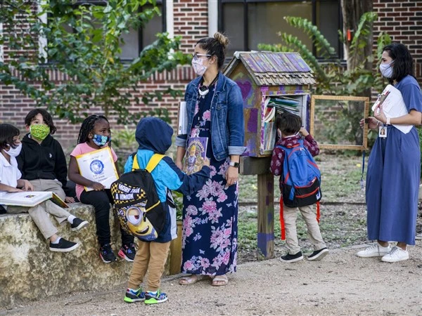 Giáo viên và học sinh bên ngoài Trường Tiểu học Lamar (Texas).