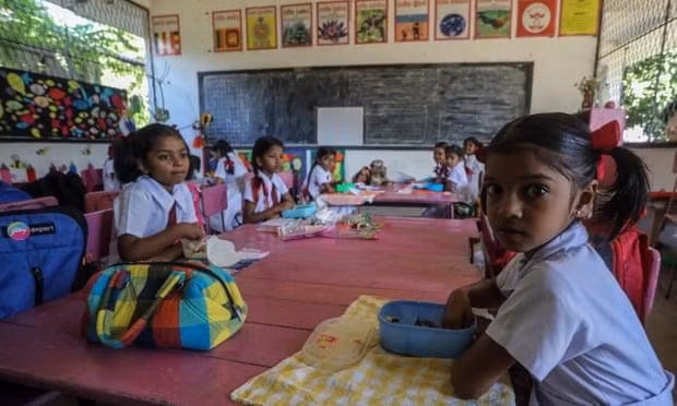 Trẻ em Sri Lanka đến trường với chiếc bụng đói.