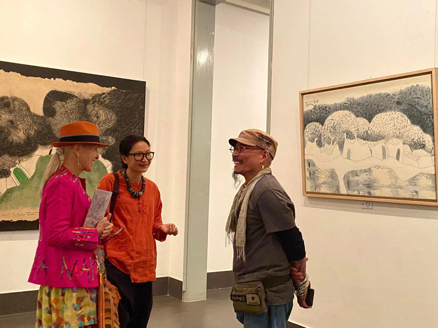 Họa sĩ Bảo Toàn (phải) đem lại nhiều thú vị với công chúng trong triển lãm &apos;Làng&apos;.