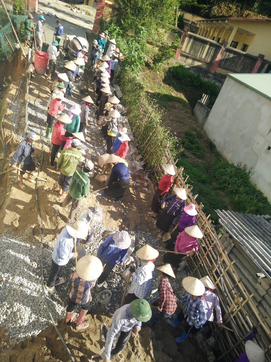 Bà con bản Che Phai 1 đồng lòng tham gia làm đường nhân ái số 10 lên điểm trường mầm non. Ảnh: Nguyễn Dũng Bà con bản Che Phai 1 đồng lòng tham gia làm đường nhân ái số 10 lên điểm trường mầm non. Ảnh: Nguyễn Dũng
