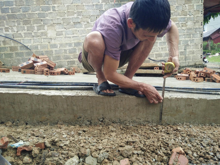 Mỗi người dân không chỉ tham gia làm mà còn trực tiếp giám sát quá trình thi công, hoàn thiện tuyến đường. Mỗi người dân không chỉ tham gia làm mà còn trực tiếp giám sát quá trình thi công, hoàn thiện tuyến đường.