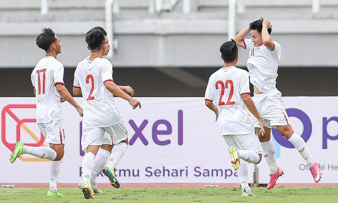 U20 Việt Nam thắng U20 Đông Timor 4-0 chiều 16/9 và tạm thời bằng điểm bằng hiệu số với U20 Indonesia. U20 Việt Nam thắng U20 Đông Timor 4-0 chiều 16/9 và tạm thời bằng điểm bằng hiệu số với U20 Indonesia.