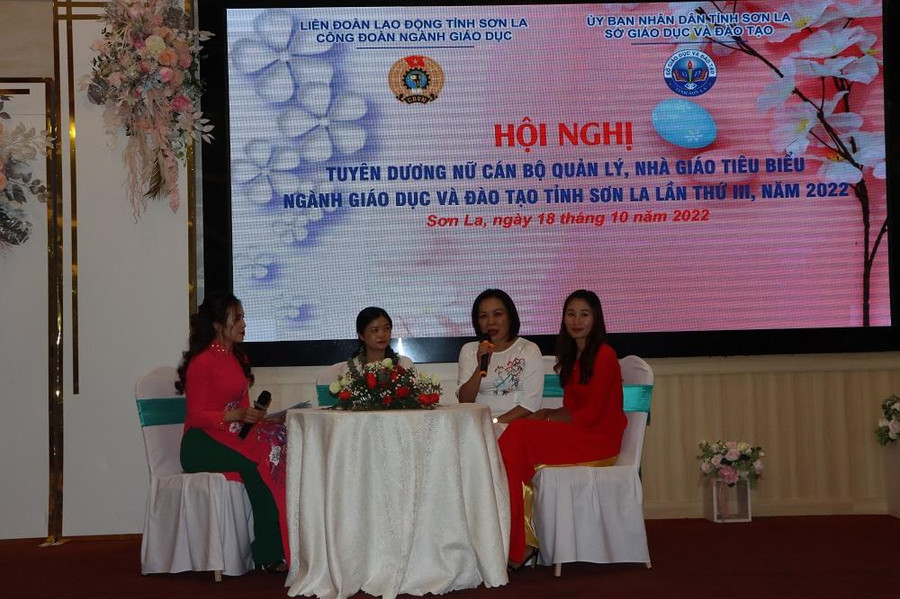 Các nữ nhà giáo giao lưu chia sẻ kinh nghiệm trong công tác nghiệp vụ.