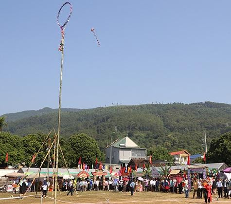 Đông đảo người dân đến xem trò chơi tung còn. Đông đảo người dân đến xem trò chơi tung còn.