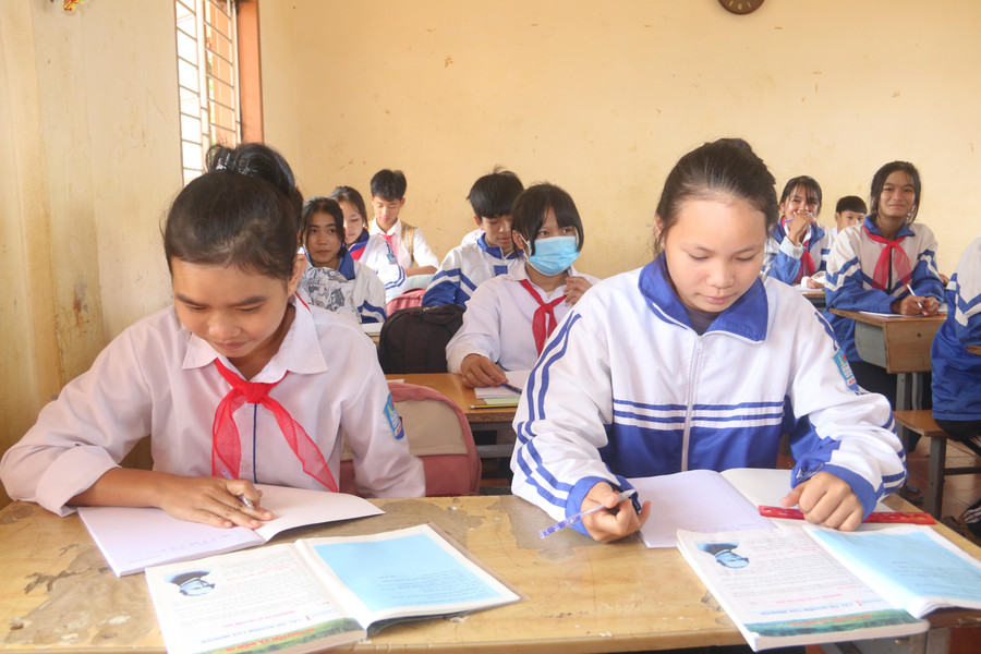 Hơn 17 năm gắn bó với nghề, cô Hoa đã đào tạo, dìu dắt nhiều thế hệ học sinh có thành tích cao trong học tập. Hơn 17 năm gắn bó với nghề, cô Hoa đã đào tạo, dìu dắt nhiều thế hệ học sinh có thành tích cao trong học tập.