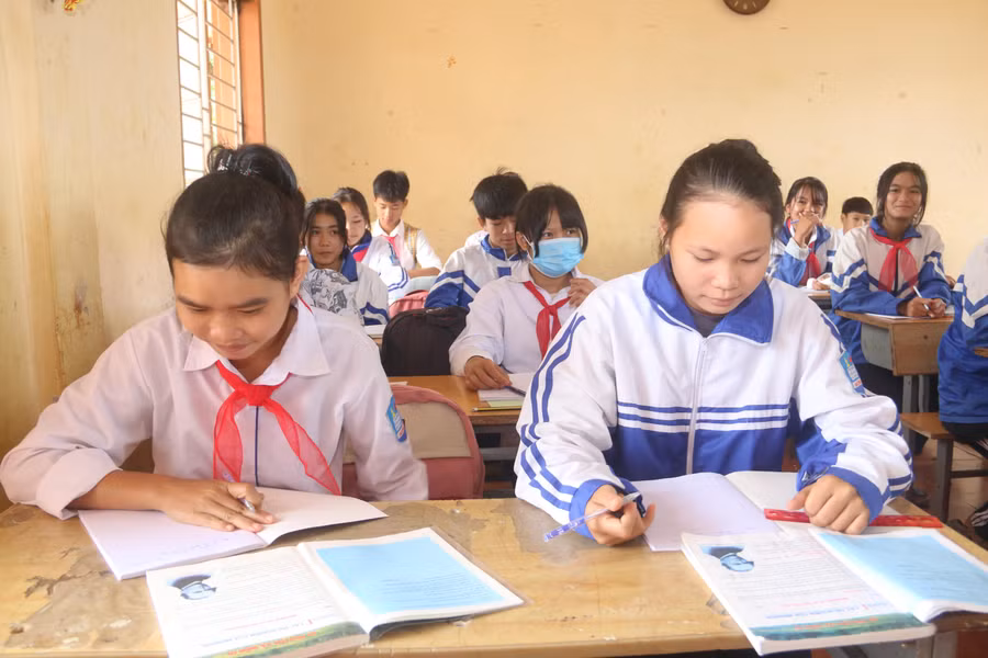 Hơn 17 năm gắn bó với nghề, cô Hoa đã đào tạo, dìu dắt nhiều thế hệ học sinh có thành tích cao trong học tập.