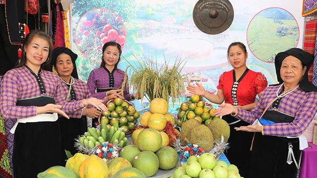 Gian hàng trưng bày nông sản xã Mường Thải được sắp xếp gọn gàng, bắt mắt. Gian hàng trưng bày nông sản xã Mường Thải được sắp xếp gọn gàng, bắt mắt.