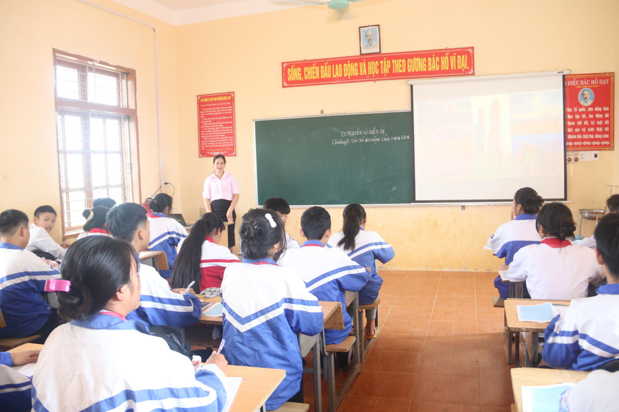 Không chỉ giỏi trong công tác giảng dạy, cô Hoa còn được đồng nghiệp quý mến. Không chỉ giỏi trong công tác giảng dạy, cô Hoa còn được đồng nghiệp quý mến.