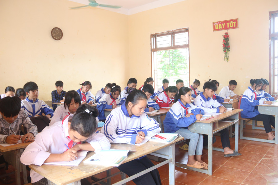 Bằng sự nhiệt huyết và lòng yêu nghề, cô Hoa luôn được học sinh quý mến. Bằng sự nhiệt huyết và lòng yêu nghề, cô Hoa luôn được học sinh quý mến.