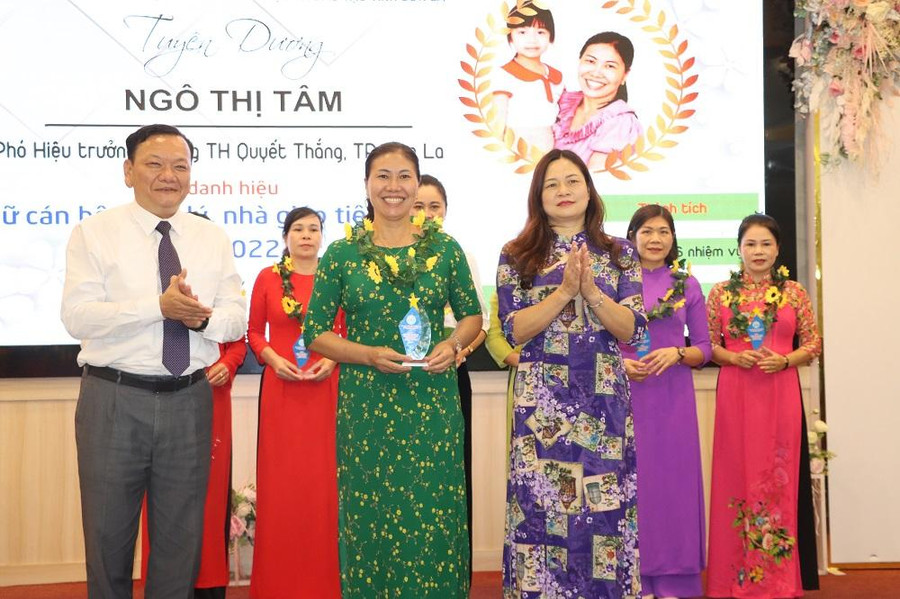 Ông Quàng Văn Lâm, Phó giám đốc Sở Giáo dục và Đào tạo tỉnh Sơn La tuyên dương nữ cán bộ, quản lý, nhà giáo tiêu biểu.