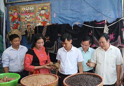 Lãnh đạo huyện Phù Yên tham quan các gian hàng nông sản. Lãnh đạo huyện Phù Yên tham quan các gian hàng nông sản.