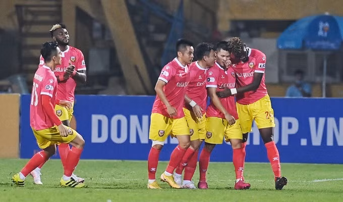 Các cầu thủ Hồng Lĩnh Hà Tĩnh ăn mừng bàn thắng mở tỷ số.