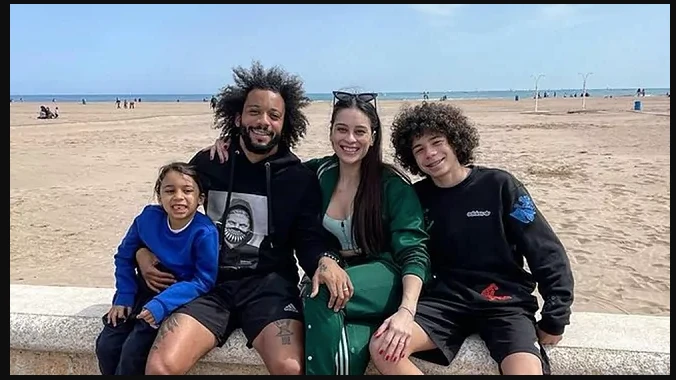 Marcelo "khoe" ảnh "tự sướng" cùng gia đỉnh ở bãi biển Valencia.