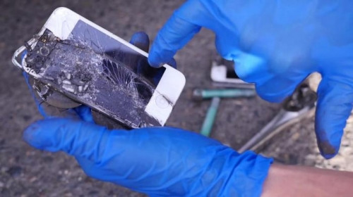 iPhone sẽ ra sao khi được dùng làm...má phanh cho xe Porsche? - Ảnh 3 iPhone sẽ ra sao khi được dùng làm...má phanh cho xe Porsche? - Ảnh 3