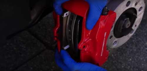 iPhone sẽ ra sao khi được dùng làm...má phanh cho xe Porsche? - Ảnh 1 iPhone sẽ ra sao khi được dùng làm...má phanh cho xe Porsche? - Ảnh 1