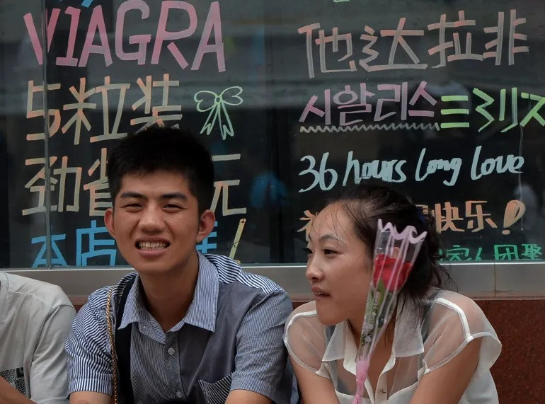 Một cô gái trẻ ngồi cạnh bạn trai trong Lễ hội Thất tịch. Ảnh: Mark Ralston/AFP Một cô gái trẻ ngồi cạnh bạn trai trong Lễ hội Thất tịch. Ảnh: Mark Ralston/AFP