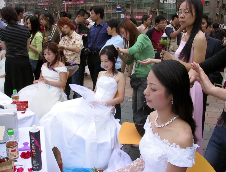 Cô dâu Trung Quốc chuẩn bị cho đám cưới tập thể cho khoảng 50 cặp đôi mang tên Đám cưới Hoa hồng ở Thượng Hải. Ảnh: Reuters Cô dâu Trung Quốc chuẩn bị cho đám cưới tập thể cho khoảng 50 cặp đôi mang tên Đám cưới Hoa hồng ở Thượng Hải. Ảnh: Reuters