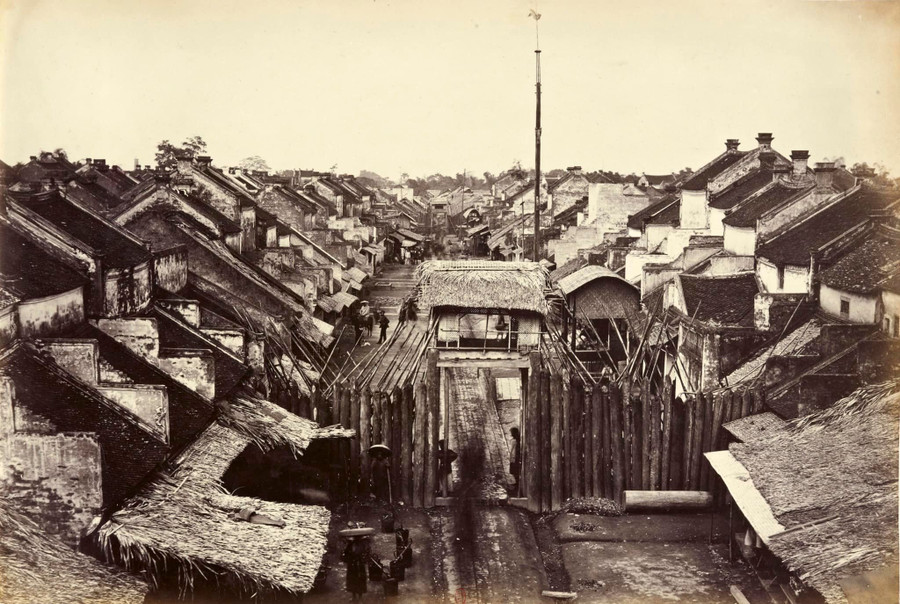 Cổng phố Ô Quan Chưởng cuối thế kỷ 19 (nay là phố Hàng Chiếu). Cổng phố Ô Quan Chưởng cuối thế kỷ 19 (nay là phố Hàng Chiếu).