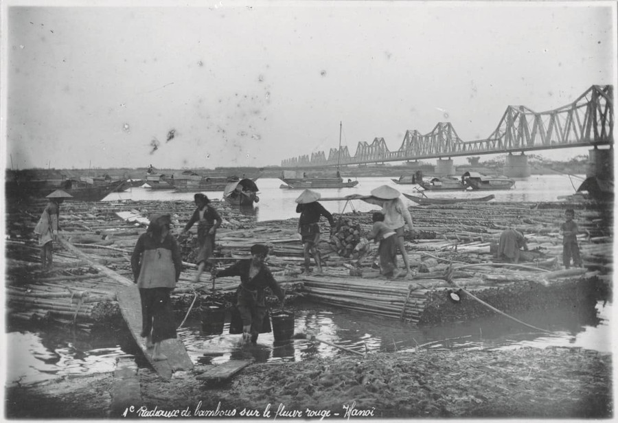 Những bè chở đầy gỗ trên sông Hồng và cầu Paul Doumer, đầu thế kỷ 20. Những bè chở đầy gỗ trên sông Hồng và cầu Paul Doumer, đầu thế kỷ 20.