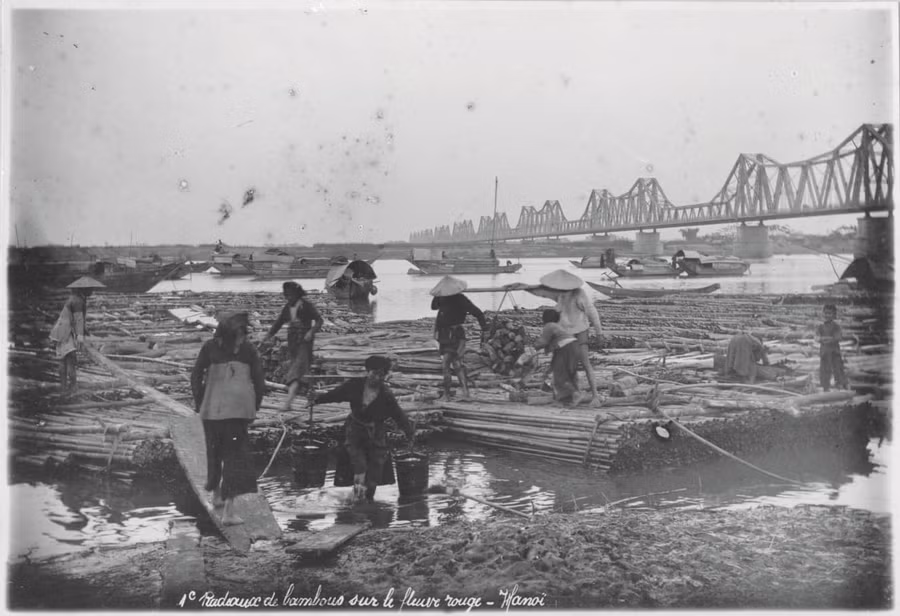 Những bè chở đầy gỗ trên sông Hồng và cầu Paul Doumer, đầu thế kỷ 20.