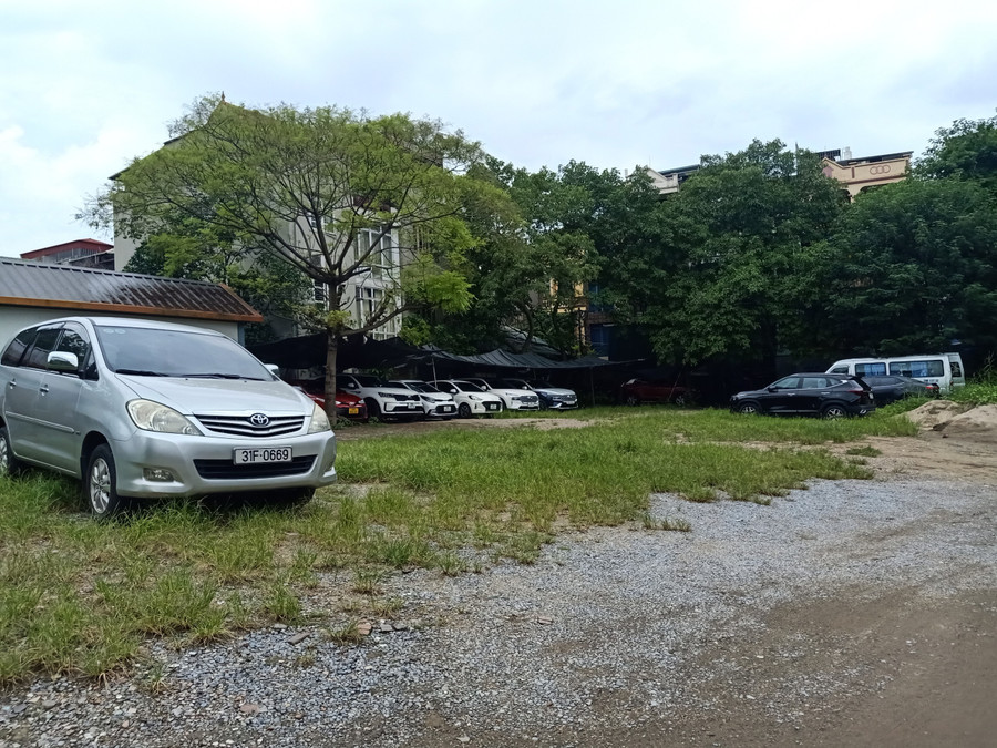 Phía trong dự án đang được sử dụng làm bãi đỗ xe.