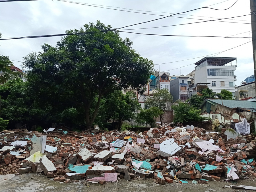 Nhiều nguyên vật liệu vứt ngổn ngang làm ảnh hưởng đến môi trường.