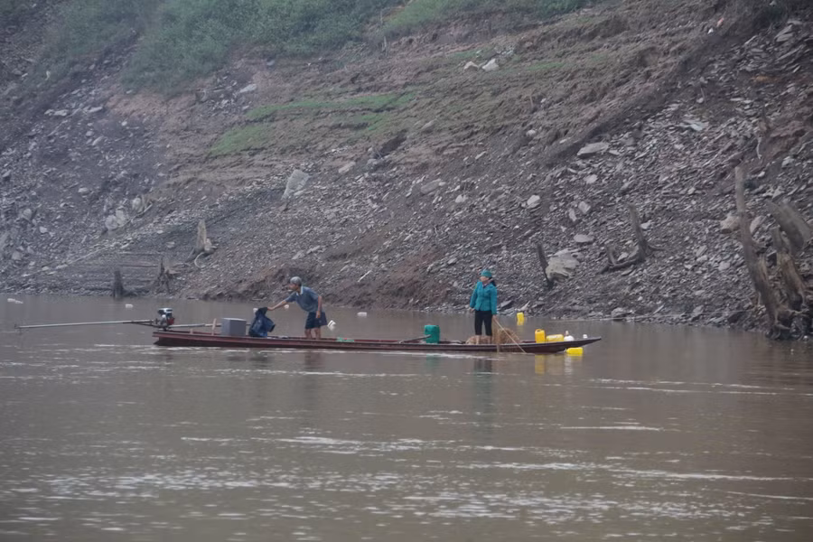 Ông Mùi Văn Tha, xã Tà Hộc cùng vợ thả lưới đánh cá trên sông.