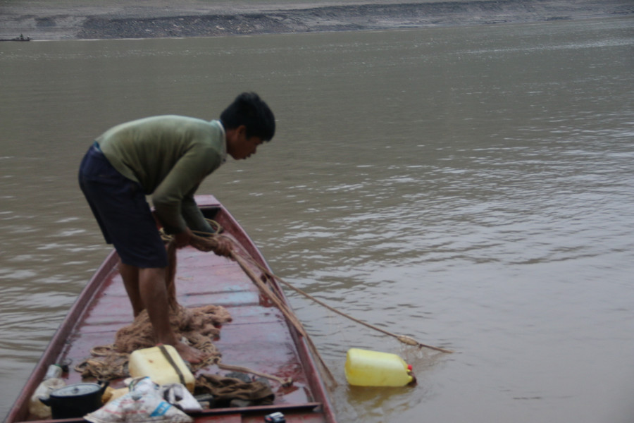 Anh Hoàng Văn Đạo, xã Tà Hộc kéo lưới bắt cá. Anh Hoàng Văn Đạo, xã Tà Hộc kéo lưới bắt cá.