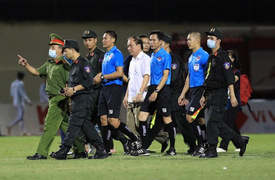 Công an phải vào sân hộ tống trọng tài Trần Văn Lập trên sân Thanh Hóa. Công an phải vào sân hộ tống trọng tài Trần Văn Lập trên sân Thanh Hóa.