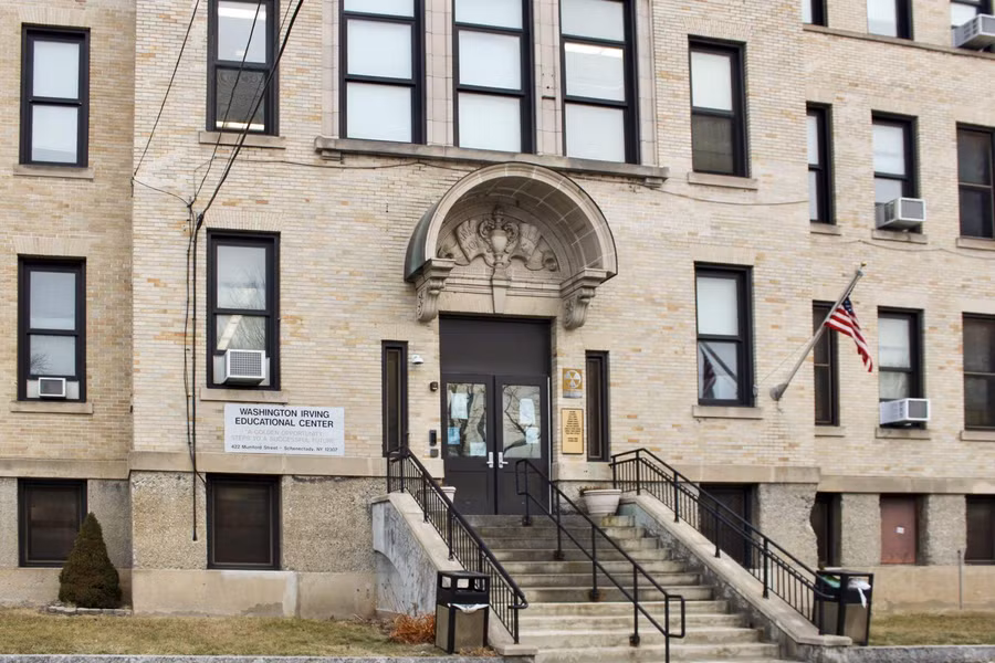 Học khu Schenectady có tỷ lệ nhân viên xã hội trường học trên học sinh là khoảng 1/160.