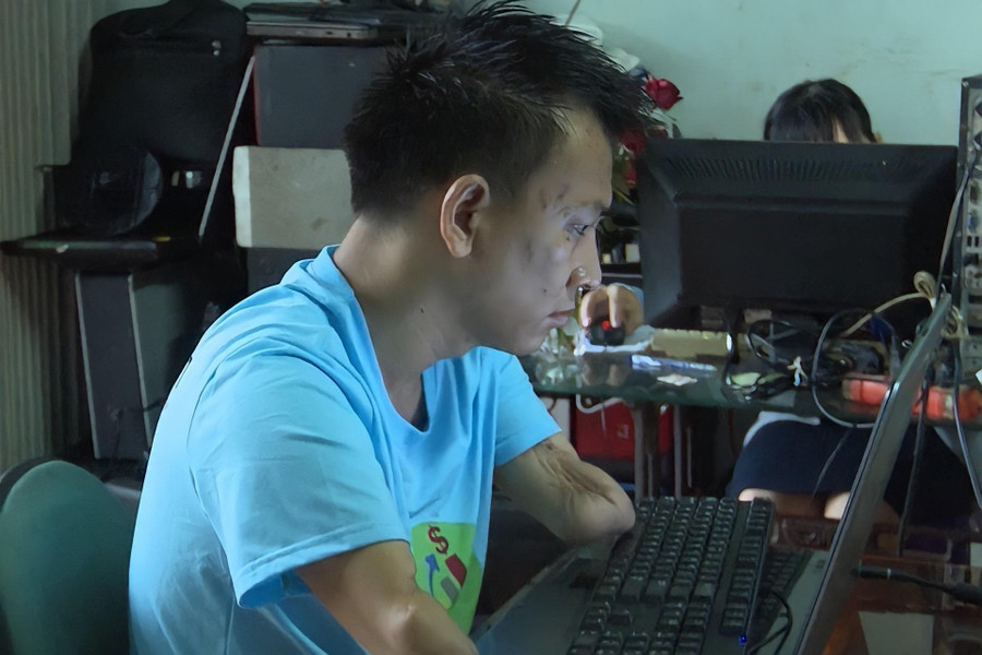 Những người khiếm khuyết có công ăn việc làm ổn định tại công ty của anh Hải.