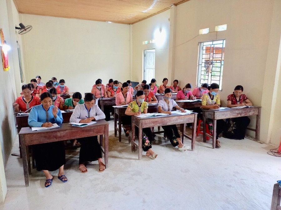 Lớp xóa mù cho người Hà Nhì.