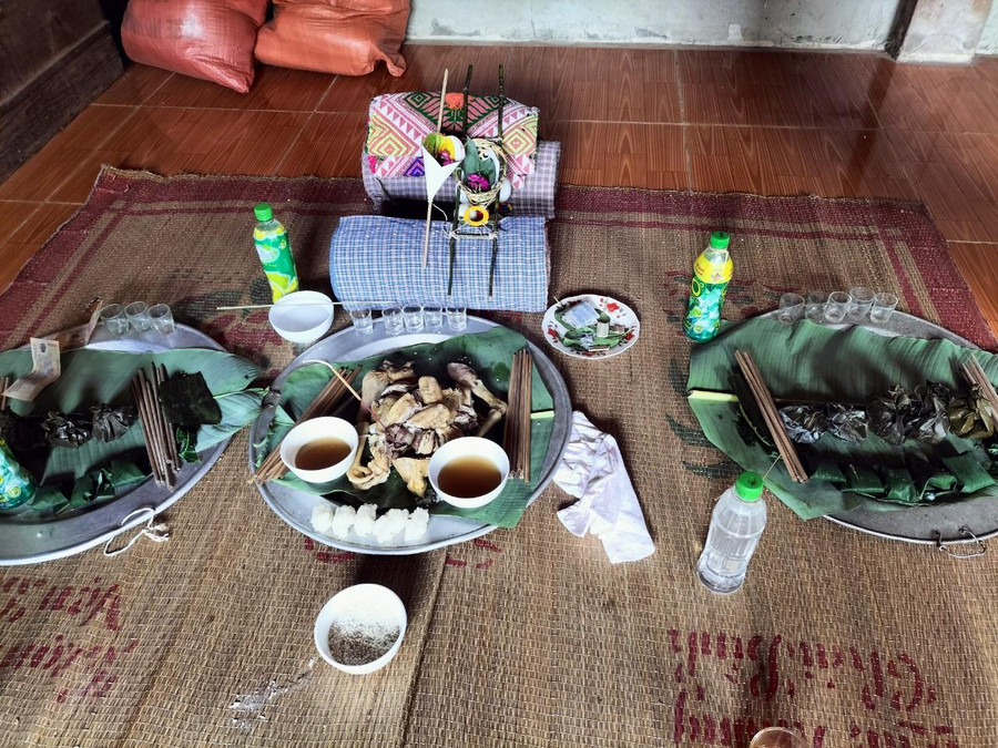 Mâm cơm giải hạn gồm: Bát nhang, thịt gà, 2 cuốn vải thổ cẩm, bát, đũa… được gia chủ chuẩn bị rất ngăn nắp để mời thầy mo về khấn cầu lộc và may mắn.