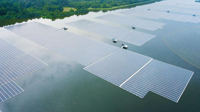 Trang trại điện mặt trời nổi Sembcorp Tengeh ở Singapore. Trang trại điện mặt trời nổi Sembcorp Tengeh ở Singapore.