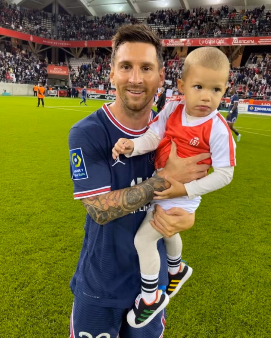 Messi bế con của thủ môn đối thủ gây sốt mạng xã hội.
