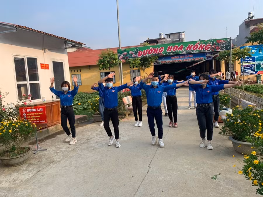 Đoàn viên trường THPT số 1 Bắc Hà (Lào Cai) với điệu nhảy cổ vũ bầu cử.