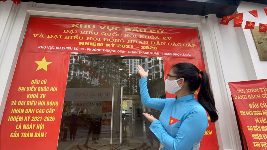 Đội ngũ giáo viên tham gia tích cực vào công tác bầu cử. 