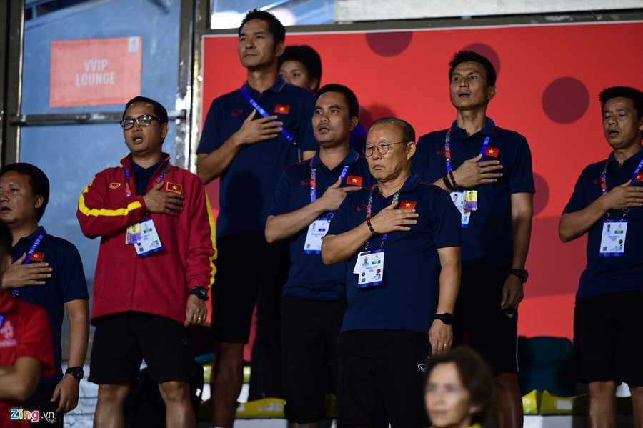 Thầy Park đến sân cổ vũ tuyển nữ Việt Nam gặp Thái Lan ở chung kết ảnh 3 Thay Park den san co vu tuyen nu Viet Nam gap Thai Lan o chung ket hinh anh 4