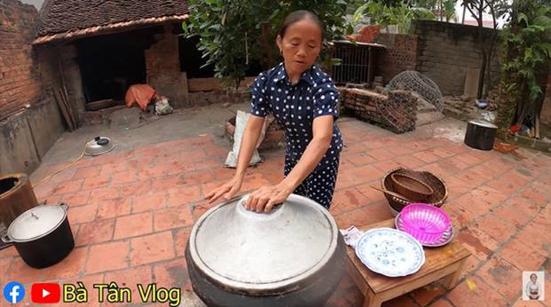 Khó hiểu công thức nấu nia cơm “siêu to khổng lồ” của bà Tân Vlog: Cơm hải sản là cơm trắng rồi đặt hải sản hấp lên trên? ảnh 5 Dân tình lại được dịp đặt dấu ? to đùng về nia cơm siêu to khổng lồ của bà Tân Vlog: cơm hải sản là cơm trắng rồi đặt hải sản hấp lên trên?-6