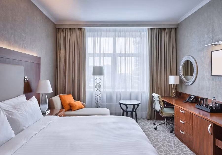 Việc có thể sở hữu căn phòng tốt hay không còn phụ thuộc vào khả năng thuyết phục của khách. Ảnh: Chris Hoare.