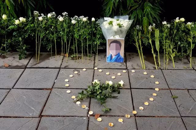 Hoa trắng và nến được đặt để tưởng niệm bé trai tử vong vì bị bỏ quên trên ô tô. Ảnh: PV.