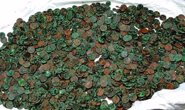 Góc được thần tài "chiếu cố": Lấy tiền trúng số đi mua đất, người đàn ông tiếp tục đào được cả một kho báu quý giá - Ảnh 3.