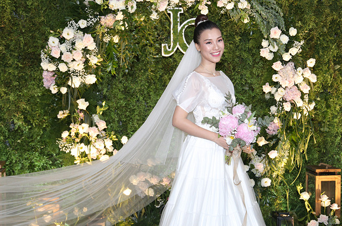 Lộ vòng eo bất thường trong đám cưới, Á hậu Hoàng Oanh vướng nghi án mang bầu-3