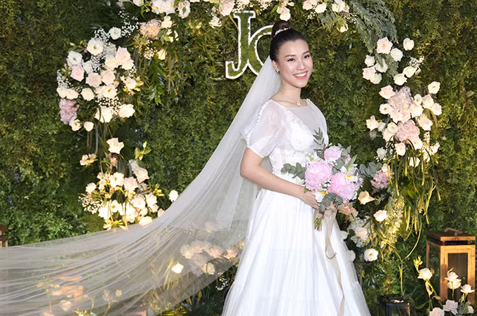 Lộ vòng eo bất thường trong đám cưới, Á hậu Hoàng Oanh vướng nghi án mang bầu-3