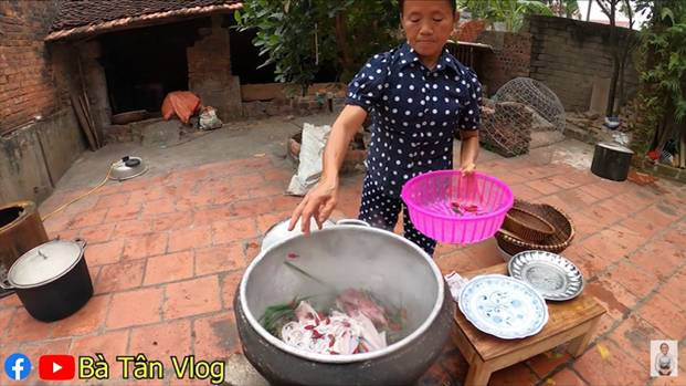Khó hiểu công thức nấu nia cơm “siêu to khổng lồ” của bà Tân Vlog: Cơm hải sản là cơm trắng rồi đặt hải sản hấp lên trên? ảnh 4 Dân tình lại được dịp đặt dấu ? to đùng về nia cơm siêu to khổng lồ của bà Tân Vlog: cơm hải sản là cơm trắng rồi đặt hải sản hấp lên trên?-5