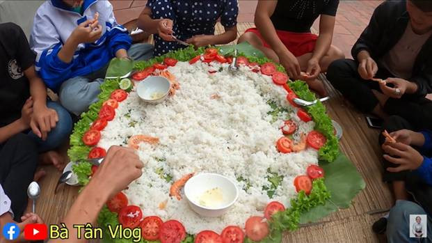 Khó hiểu công thức nấu nia cơm “siêu to khổng lồ” của bà Tân Vlog: Cơm hải sản là cơm trắng rồi đặt hải sản hấp lên trên? ảnh 14 Dân tình lại được dịp đặt dấu ? to đùng về nia cơm siêu to khổng lồ của bà Tân Vlog: cơm hải sản là cơm trắng rồi đặt hải sản hấp lên trên?-15